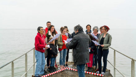 Lecture au bord de l'eau dans le cadre du 1er juin